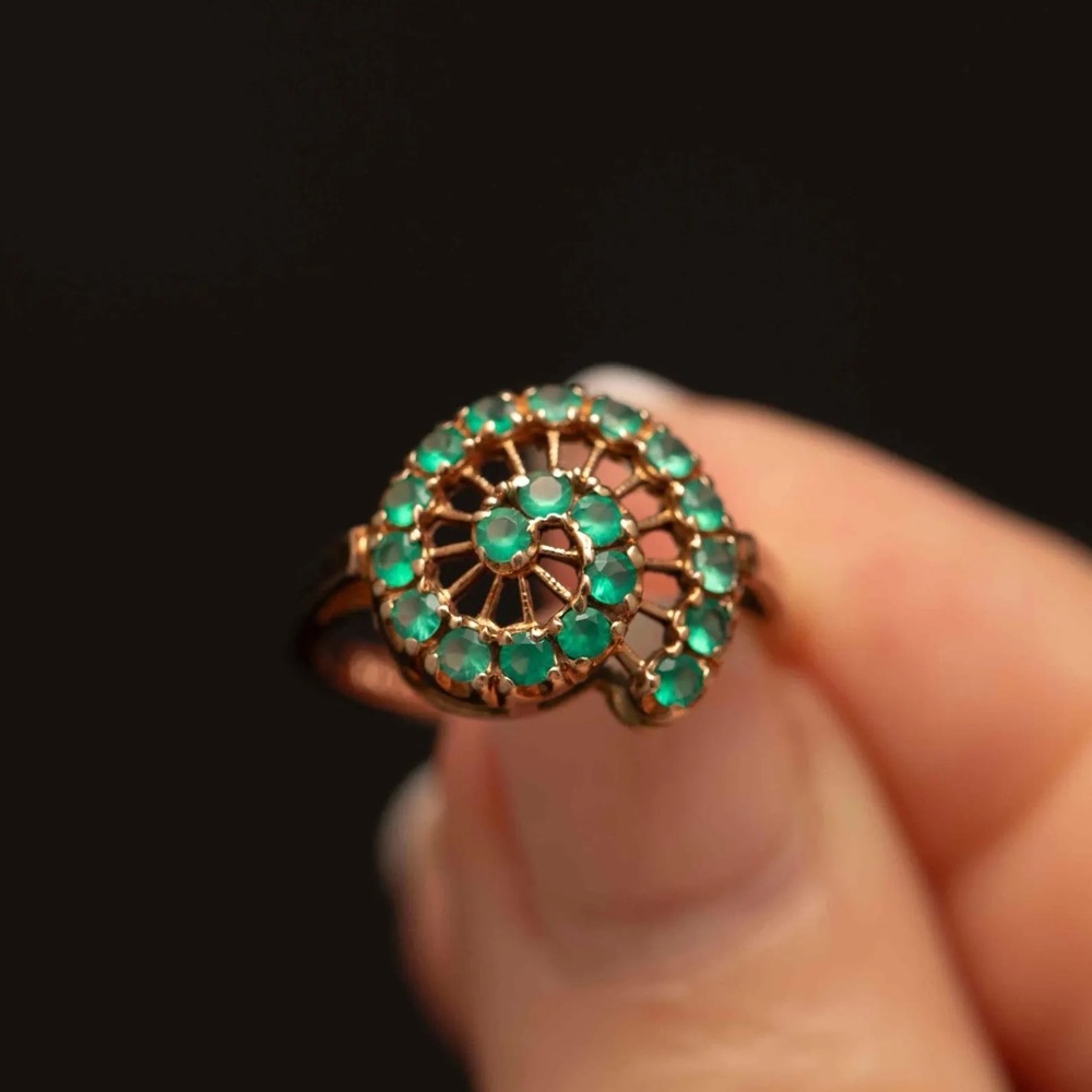 Vintage Spiral Emerald Cluster Ring in 10k Gold – Retro Mid-Century Cocktail Sta